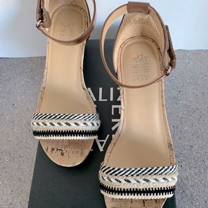 Naturalizer AREDA Wedge Sandal / 7 Wide/ Blk multi